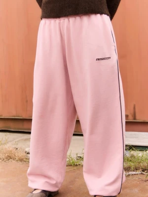 Rosa mjukisbyxor från Iets Frans  - Säljer ett par ljusrosa mjukisbyxor från Iets Frans (urban outfitters)med bred passform och grå kontrastlinjer längs sidorna. De har justerbara spännen vid fötterna. Perfekt för dans men även att chilla i!