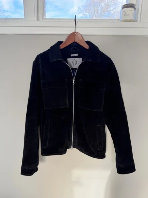 Human Scales S - HUMAN SCALES SUEDE RICK Extremt snygg jacka i hel-svart Mycket fint skick, Storlek S Nypris runt 3500kr Fraktar inom 24h Hör av dig om du har frågor✨