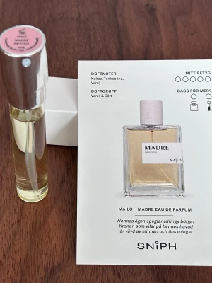 Mailo Madre Eau de Parfum - Sniph  - Oanvänd liten parfym från Sniph - Mailo Madre Eau de Parfum 8 ml. Doften har noter av kakao, tonkaböna och vanilj och tillhör doftgruppen vanilj & sött. Bra storlek för att testa ny doft och perfekt att ha med sig.