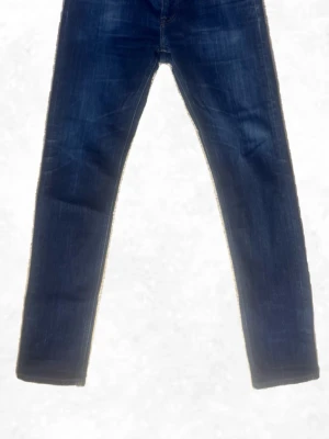 Mörkblå raka jeans från Ralph Lauren - Säljer ett par mörk blåa selvage Ralph Lauren jeans. Märket är denim and supply som är en mer sällsynt märke av Ralph Lauren eftersom de slutade göras 2014. Strl 28:32 med fina slitningar!
