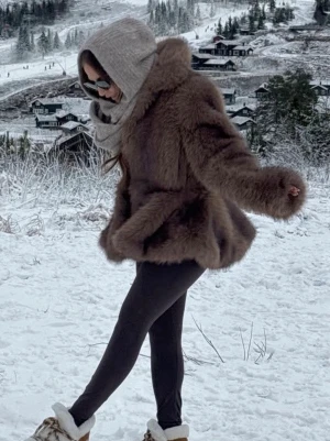 Monki brun peplum pälsjacka  - Brun slutsåld pälsjacka från monki. Passar XXS/XS. Helt oanvänd med prislapp på🫶🏽