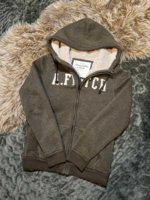 Abercrombie and fitch fodrad kofta - Tja, säljer denna sjukt feta och eftertraktade fodrade koftan från märket abercrombie and fitch strl L. Super bra skick tveka inte på att höra av er// Eskil