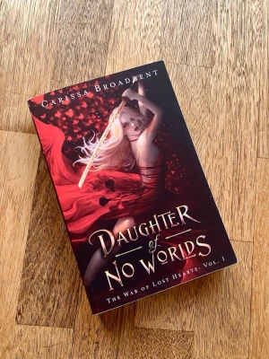 [OOP] Daughter of No Worlds - Carissa Broadbent - ⚔️ Första boken i trilogin War of Lost Hearts Indieomslag som inte längre finns att köpa. Köpt begagnad och har en liten spricka i ryggen (se den fjärde bilden) annars är den i utmärkt skick. Aldrig läst av mig. Ligger uppe på flera ställen, är du intresserad av att köpa så säg till, så aktiverar jag ”köp”-funktionen ☺️