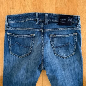 Jacob Cohën jeans - Säljer ett par sjukt feta jeans ifrån Jacob Cohën. Jeansen har lite sköna fades och slitningar här o där och ör i strl 32. Hör gärna av er vid frågor elr funderingar!!