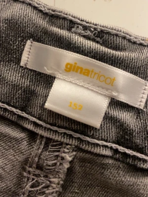 Grå bootcut jeans från Gina Tricot - Snygga grå bootcut jeans från Gina Tricot i storlek 152. 