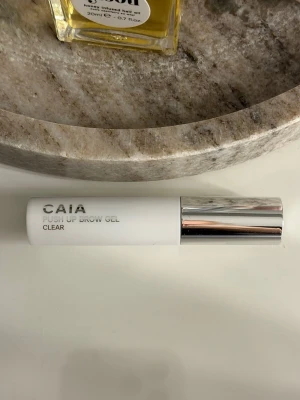 Caia push up brow gel  - Säljer ett ögonbryns gel som är helt nytt från Caias julkalender. Det är transparent. Säljer eftersom jag använder annat. Hör gärna av dig vid frågor, nypris: 225 kr💗