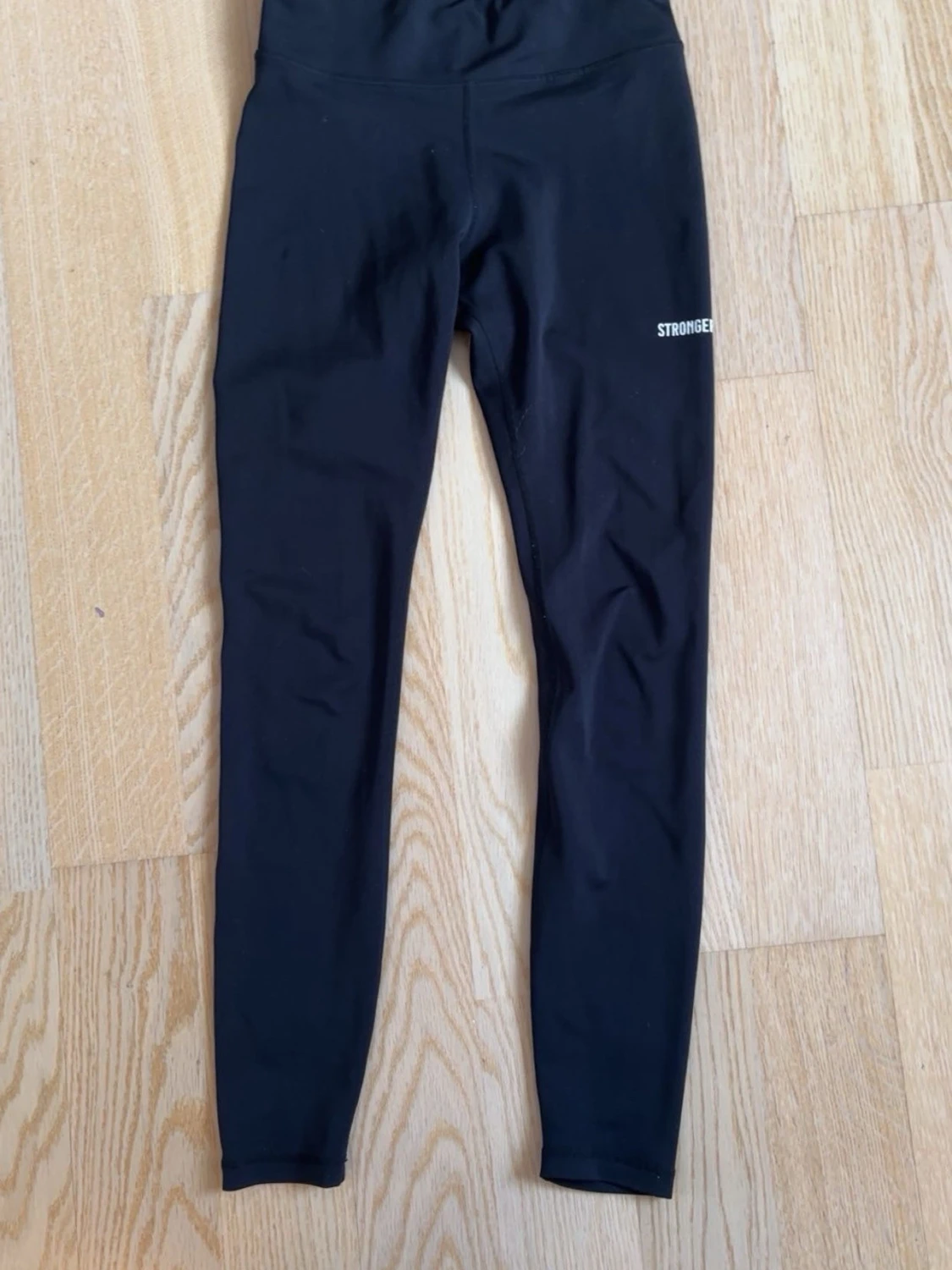 Svarta leggings från Stronger