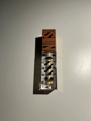 Maybelline highlighter 22 Star Studded - Highlighter från Maybelline i nyansen 22 Star Studded från Sun Kissed serien. Ger ett skimrande glow och är enkel att applicera tack vare sin krämiga formula.