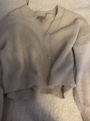 Beige söt kofta - Mysig och jättesöt beige kofta med stora knappar framtill och lång ärm. Ett linne under passar perfekt och är skön att ha på dig hela dagen!💖