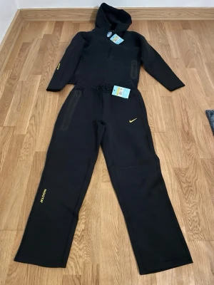 Svart NOCTA set från Nike - Säljer ett svart set från Nike NOCTA-kollektionen med huva och dragkedja.                                     passade ej mig. Pris kan diskuteras Ej använd