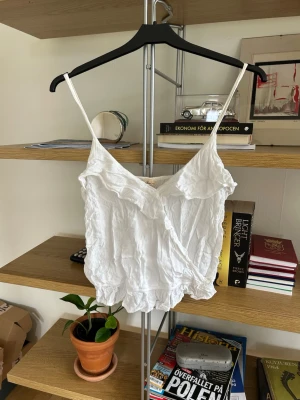 topp hollister - supergulligt, tunnt tyg och passar så bra till sommaren! storlek S men passar XS     coquette chic y2k swag vintage avant garde