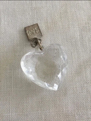 Halsbandshänge i form av hjärta - Säljer ett genomskinligt hjärtformat hänge. Hänget har en metallögla upptill för att fästa i kedja eller band. Kedja ingår ej 💫