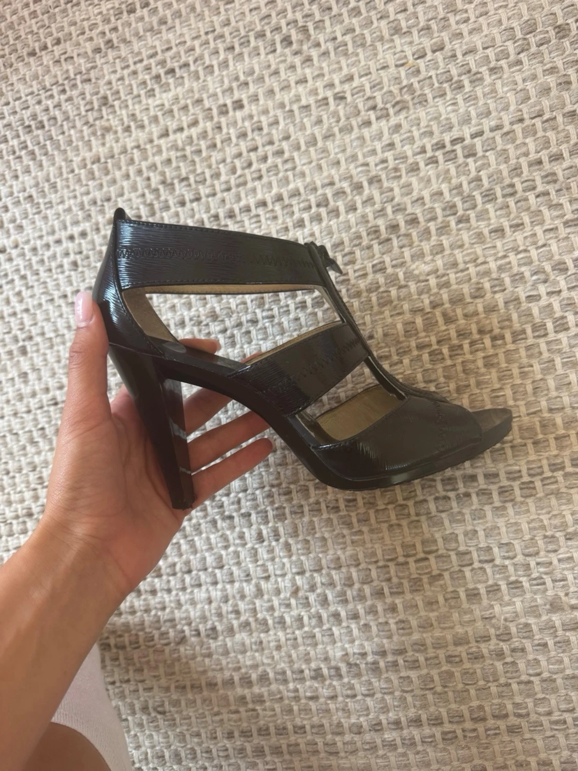 Svarta michael kors klackade sandaler med dragkedja