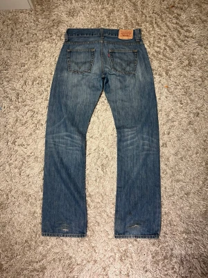Vintage levis 506 standard flared bootcut archive grisch distressed  - vintage Levis 506 standard jeans med en riktigt snygg straight passform med en lätt flare, bootcut. Mycket bra skick med snygga lagningar, utan märkvärdiga defekter. W31 L34, passar också w32. Postas antigen samma dag som köp eller dagen därpå💯🙌
