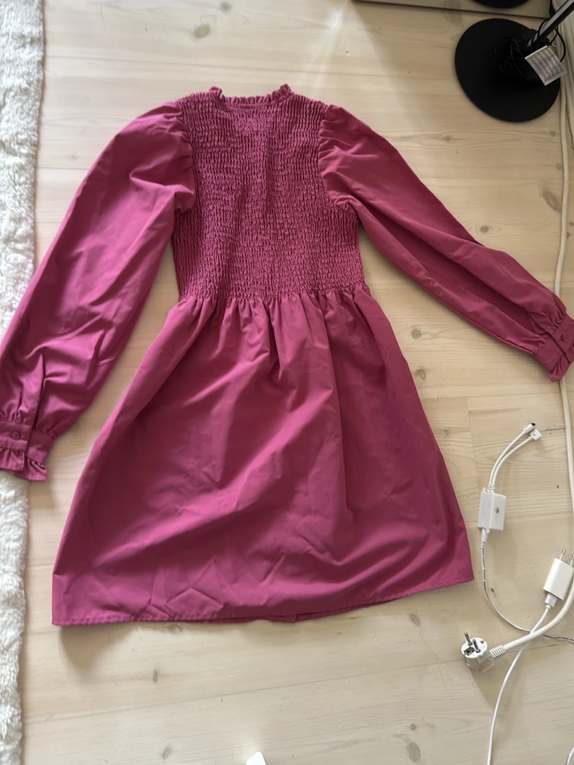 Rosa klänning med smock och knappar - 1