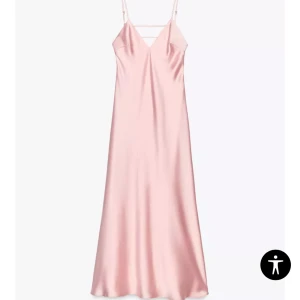 Ljusrosa långklänning Zara - Superfin klänning från Zara, tror att den här färgen är slut. Storlek M, men passar även S! Köpte den av en annan användare på Plick, då va den i nyskick, jag har aldrig använt den!! ❤️ 