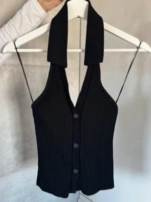 svart topp zara  - svart topp från zara i storlek L, men passar mig som vanligtvis har storlek S. smink fläck framtill (bild 2) därav priset. skriv vid intresse eller frågor💕