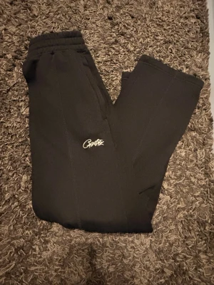 Corteiz Byxor - Sköna Corteiz joggers med stilren logga både fram och bak. Det är storlek S men oversized fit