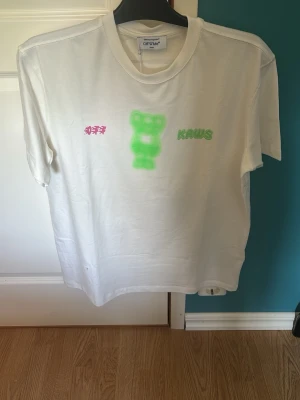 T-shirt - En vit T-shirt helt oanvänd och nytt skick storlek M/S passar person som har S och M