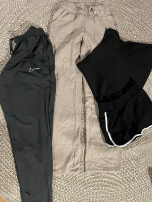 Mjukisbyxor, shorts, kjol - 2st mjukisbyxor, 1par shorts samt kjol. Allt för 30kr  passar Xs 