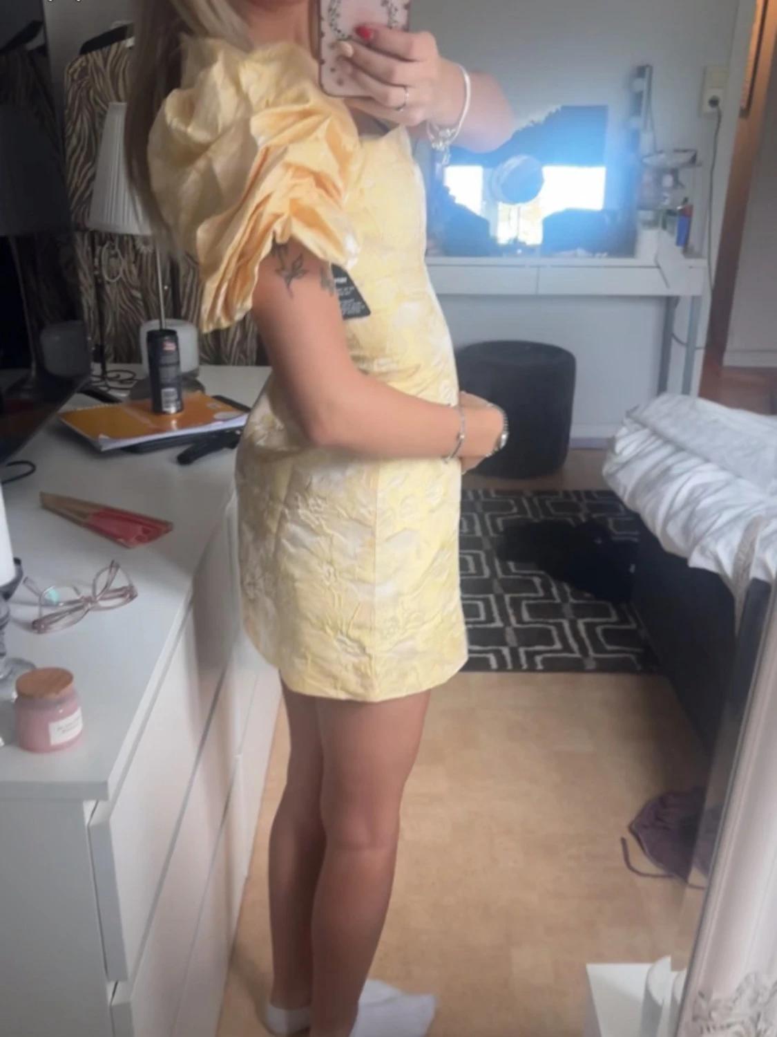 Ljusgul brokad miniklänning - 2