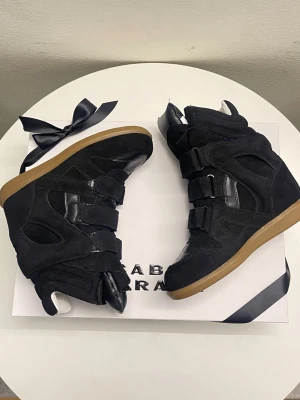 Svarta höga sneakers Isabel Marant - Helt nya oanvänd skick med (Med Kvitto),  Kommer med: 2 vita dustbag och bubble wrap.  Boxen finns (men den kommer ej med då jag vill behålla den till mina andra isabel marants) Fick de som present av min kille men i fel storlek så säljer de!! Kan gå ner i pris vid snabbfär! hör av dig för mera bilder eller om du har funderingar 💕