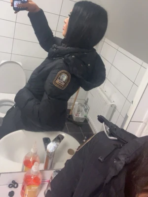 Parajumper jacka  - Säljer denna eftersom den inte når mitt intresse längre, haft ganska länge men har inga defekter. Har även pälsen till om det önskas med. Storlek S men passar även för dom som har xs. Pris kan diskuteras vid snabb affär. Men var rimlig! 🙏🏼💖long bear parka modell