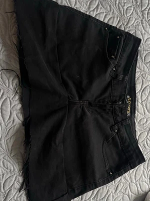 Svart jeanskjol  - Snygg jeanskjol!!🌸