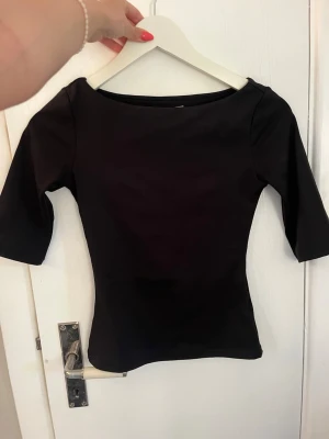 trendig topp - Snygg och trendig topp från H&M i bra skick. Sitter snyggt på kroppen och har båtkrage vilket är så snyggt!