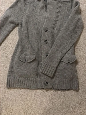Overshirt - Säljer nu en ruggigt snygg overshirt i färgen grå. Passar till allt! Hör av dig vid fråga☺️