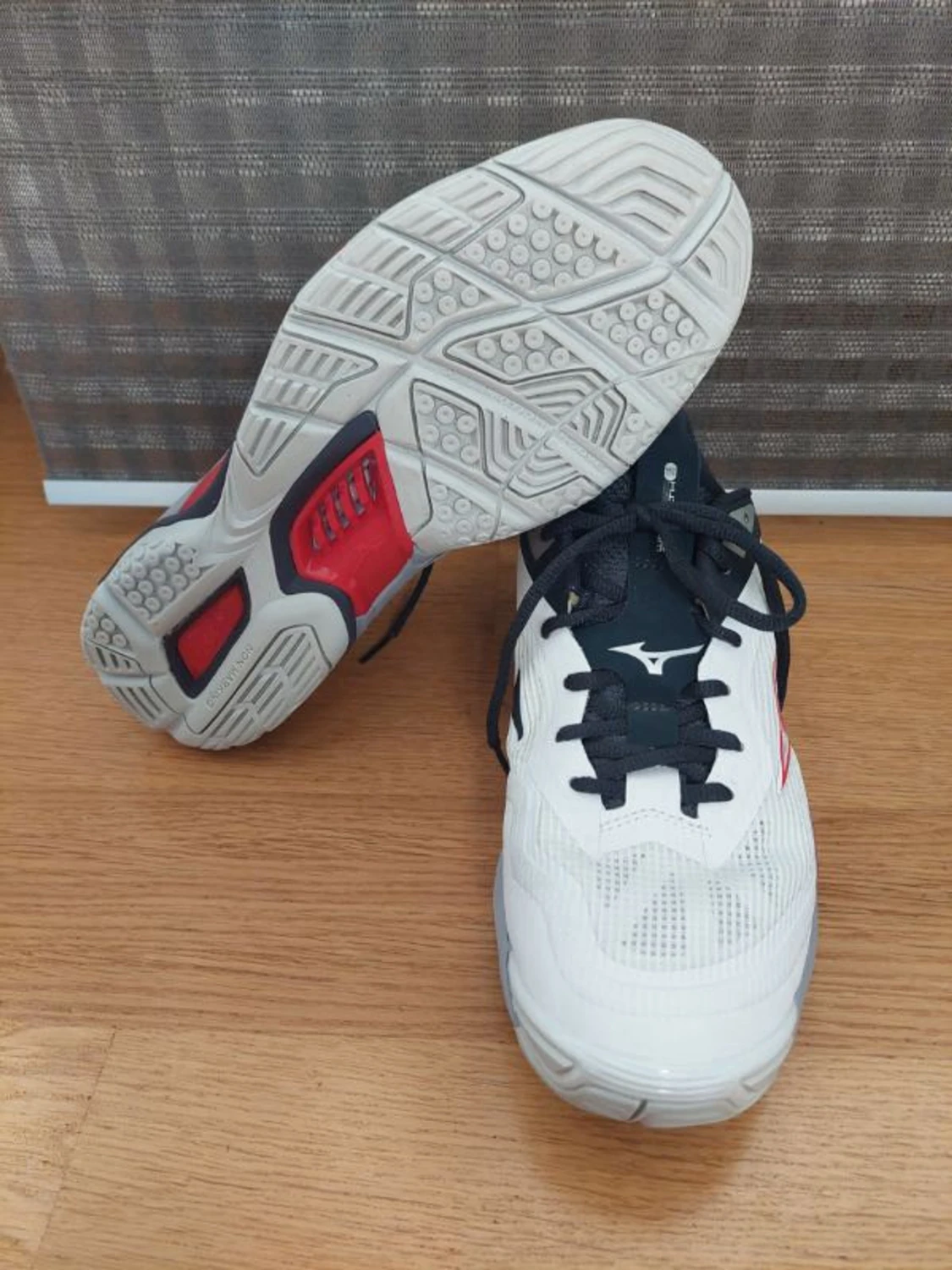 Vita Mizuno inomhusskor med svart detalj - 2