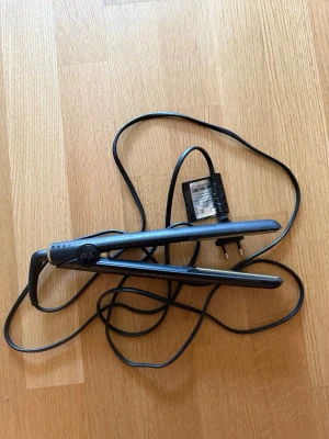 GHD svart plattång  - Säljer en svart plattång från GHD. Passar till både lockar och rakt hår. 