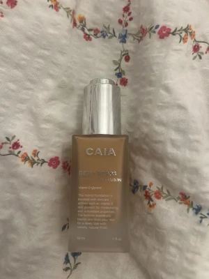 Caia dewy drops  - Caia dewy drops!! Färg:20W  OANVÄND, endast testat färgen på handen. Säljer då det är fel färg 🌸