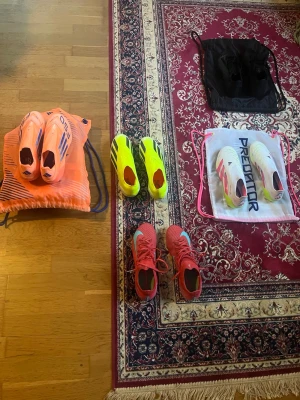 Adidas fotbollsskor i olika färger - Säljer flera par Adidas fotbollsskor i olika modeller och färger: neonorange, gul med svarta detaljer, röd med blå detaljer samt vit med rosa och blå detaljer. Skorna har låg profil och är tillverkade i syntetmaterial för bästa grepp och känsla på planen. Oanvända säljer billigt alla är elite. Storlek 40 eller 40,5