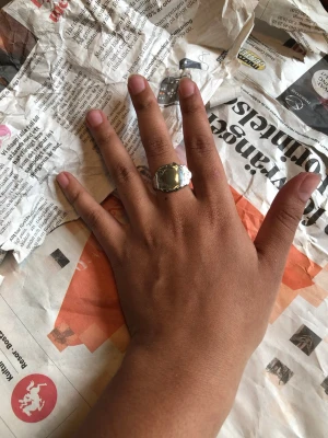 Chunky silverfärgad ring med detalj - Säljer en chunky ring i silverfärg med en skedskaft design. Ringen har detaljerade kanter och en cool, robust känsla. Perfekt för dig som gillar statement-smycken och vill sticka ut med din stil.