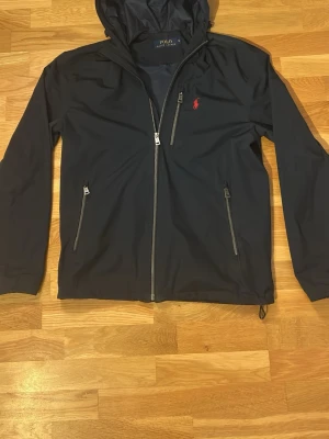 Ralph lauren jacka - Säljer nu min Ralph lauren regnjacka! Jackan är otroligt snygg och den är i utmärkt skick! Passar S/M, hör av er om ni vill ha fler bilder eller har frågor! 