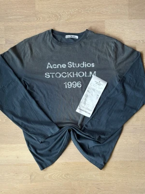 Acne studios långärmad t-shirt long sleeve - Strl. M, svart - tröja  - Hej! Jag säljer en supersnygg svart  Acne Studios långärmad t-shirt i Storlek M  Tröjan är i super skick utan några slitage på märket eller andra defekter på materialet  Lång och bekväm tröja gjord av 100% bomull som funkar i alla tillfällen! Kommer från ett djur och rökfritt hem Kan skickas inom samma dag innan klockan 19!  