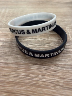 Marcus & Martinus silikonarmband - Säljer för att jag ej får någon användning av de. Säljer båda tillsammans, om man vill köpa en så är det dyrare och då får man skriva privat 