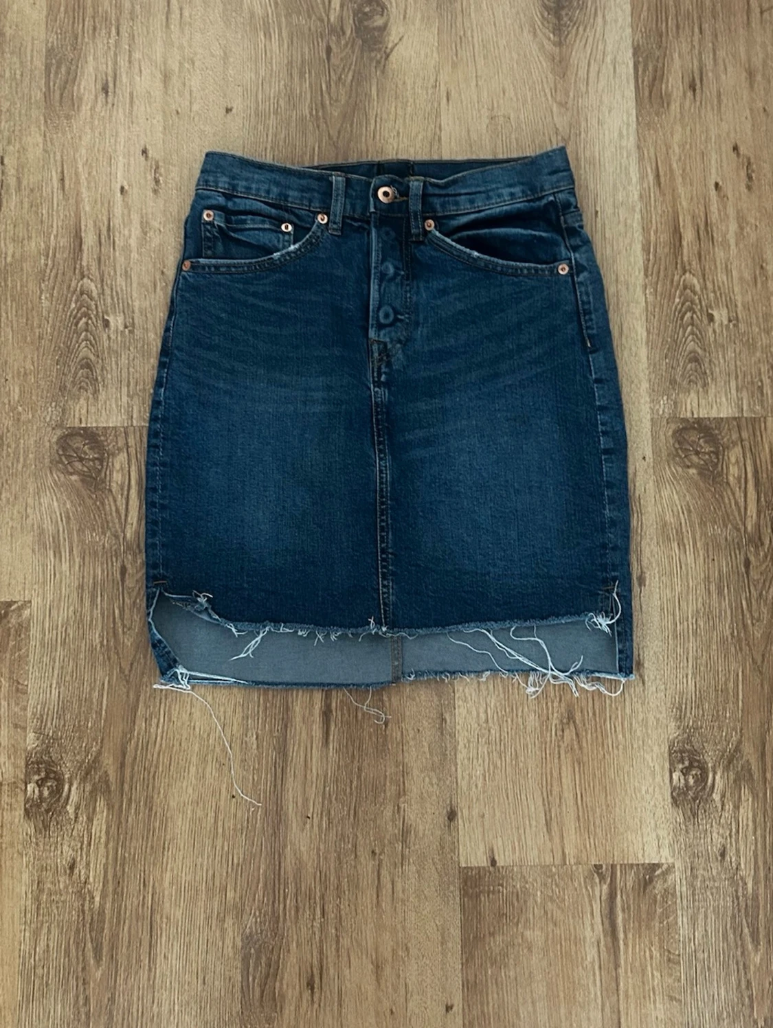 Mörkblå jeanskjol med rå kant - 1