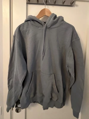 Grå oversized hoodie med huva - En enkel och stilren grå hoodie. Perfekt för en avslappnad och chill look. 