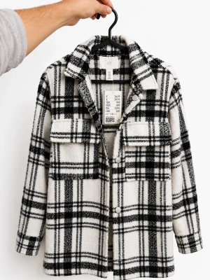 Svartvit rutig overshirt från H&M helt ny med etikett strl S - Overshirt i svartvitt rutigt mönster från H&M. Modellen har två stora bröstfickor med lock, klassisk krage och knäppning framtill. Materialet är mjukt och borstat, vilket ger en skön och avslappnad look. Perfekt lager på lager-plagg för en trendig stil. Helt ny med etikett. Ordinariepris: 500 kr.