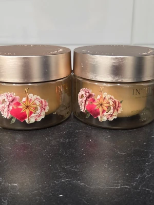 Rituals Intuitia Whipped Body Cream - Slutsåld, nya oanvända!2 burkar Rituals Intuitia whipped body cream med doft av aprikos och vanilj. Burkarna är guldiga med blommigt motiv och har skruvlock i metallic. Perfekt för dig som vill ha en lyxig och återfuktande kroppskräm.