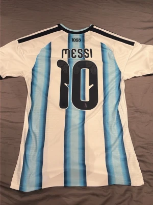 Argentina Messi spelarversion storlek L - Säljer min Argentina fotbollströja med messi på ryggen. Perfekt nu till sommaren o året runt