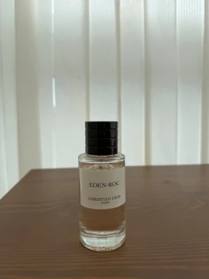 Eden-Roc parfym från Christian Dior - Eden-Roc parfym från Christian Dior i en elegant, cylindrisk glasflaska med svart ribbad kork. Väldigt go parfym.