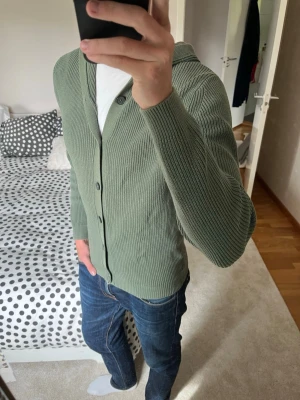 Grön stickad hoodie från Massimo Dutti - En snygg grön stickad hoodie från Massimo Dutti i storleken M! ✌🏼😁——————————————————————————                                                                      📐| Storlek: M                                                           👖| Märke: Massimo Dutti                                      🔎| Skick: Mycket Fint!                                                     ✍🏻| Skriv om du har några frågor