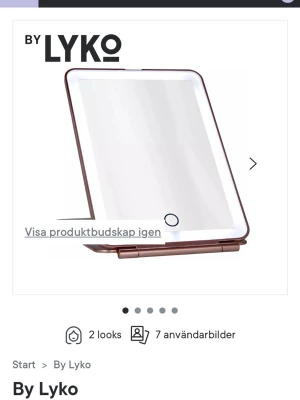 Lyko spegel - By Lyko Reflection Perfection Led Lighted Mirror. Helt ny och endast testad en gång. Man kan ändra ljuset mellan kallt, naturligt och varmt ljus.   Höjd: 19,3cm Bredd: 13 cm LED belysning Flexibelt läge mellan 75 till 90 graders vinkel Hopfällbar (endast 1,45 cm i hopfällt läge) Laddbar – USB kabel medföljer.  Nypris: 449 kr