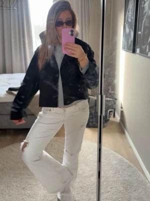 SVART KORT TRENCHCOAT H&M - så snygg svart trenchcoat från h&m, köptes förra året 🥰🥰inga defekter !!. köptes för 499kr 