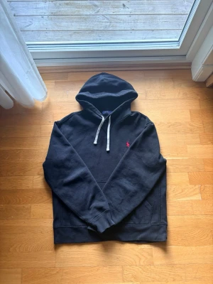 Ralph Lauren hoodie S - Svart Ralph lauren hoodie! Nypris=2300kr. pris kan diskuteras. Skicket är väldigt bra, den är knappt använd. Storleken är S passar runt 165-180