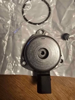 Mercedes benz Magnet ventil med packning - Säljer en rund ventil i metall med tre monteringshål och tillhörande svart packning. Ventilen har en central öppning och en svart plastanslutning. Perfekt för dig som behöver reservdel till bil eller maskin.