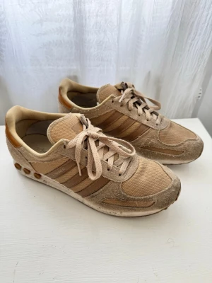 Adidas skor  - Adidas skor, skick: kolla bilderna. storlek: 44 2/3   , kom med frågor! inget annat ingår tyvärr. 